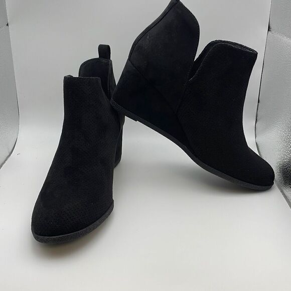 CUSHIONAIRE Women's Wedge Bootie - Soft Vegan SuedeโSIZE 8 BLACK - Picture 6 of 8